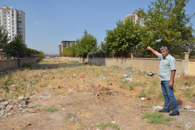 İki site arasındaki enkazın kaldırılmasını istiyoruz