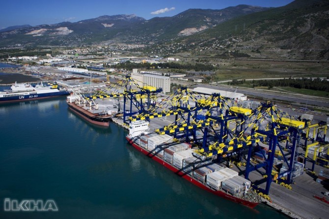 Foreign trade deficit falls by 32 percent