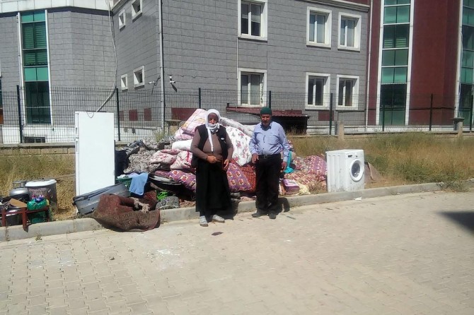 Van’da kapı dışarı edilen yaşlı çifte büyükşehir sahip çıktı