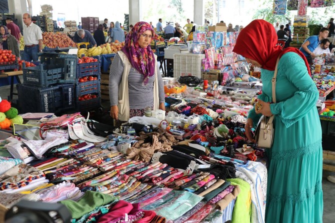 Pazarda takı eşyaları satarak ailesinin geçimini sağlıyor