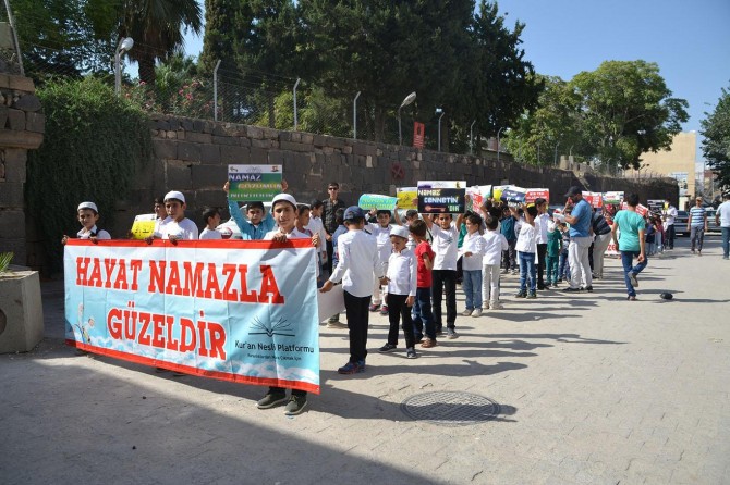 Çocuklarımızı namazla tanıştırmak zorundayız