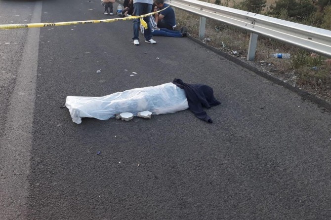 Ankara'da TEM Otoyolunda lastik değiştiren sürücüye araç çarptı: 1 ölü