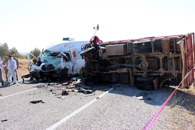 Kamyoneta ku karkeran vediguhast qeza kir: 7 mirî 20 birîndar