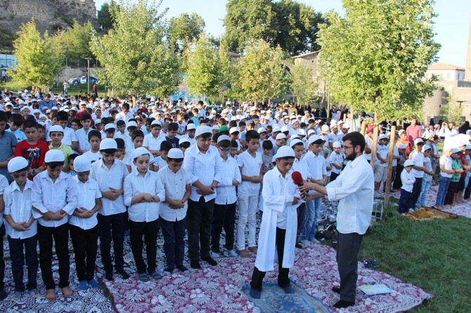 Children perform salaah in the historical site