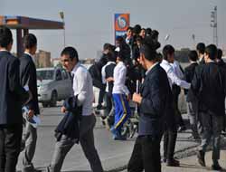 Okula Gitmek İçin 3 Km. Yürümek Zorunda Kalıyorlar