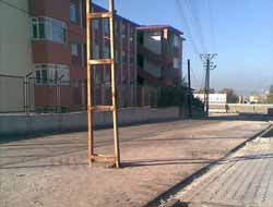 Yolun Ortasında Kalan Direk Tehlike Saçıyor