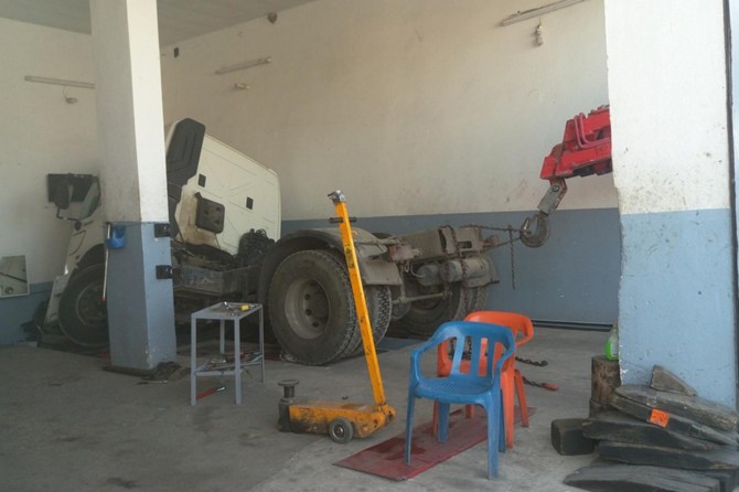 Mardin Nusaybin'de rot-balans ayarı yapılan TIR'ın altında kalan çırak öldü