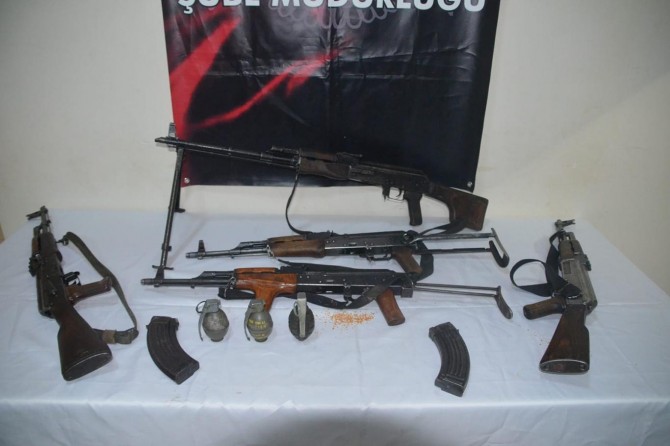 Van Edremit'te dere yatağında silah ve el bombası bulundu