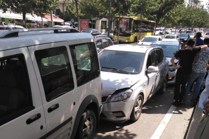Batman’da zincirleme trafik kazasında maddi hasar oluştu