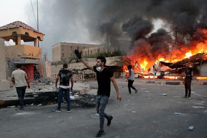 Xwepêşandar avahîya şaredarîyê şewitandin