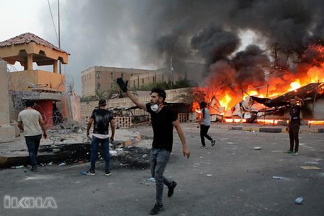 Demonstrators set fire to the municipal building