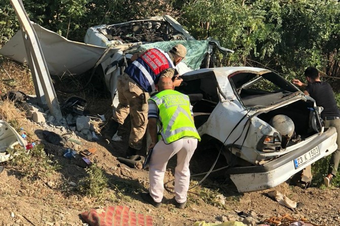 Elazığ'da otomobil şarampole yuvarlanıp direğe çarptı: 1 ölü 2 yaralı