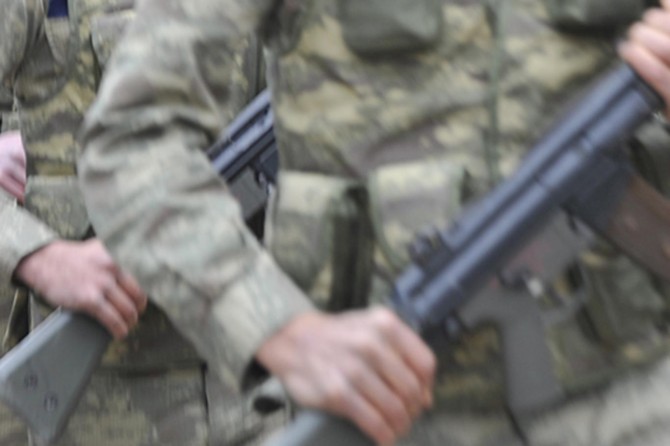 Yunanistan 2 askeri alıkoyduktan sonra iade etti