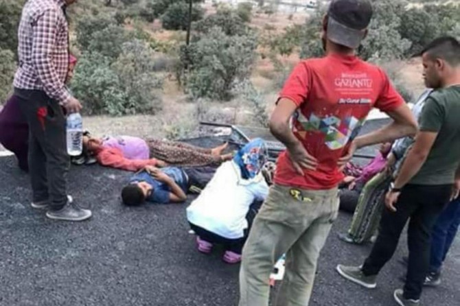 Gaziantep'te fıstık işçilerini taşıyan kamyonet devrildi: 3'ü ağır 17 yaralı