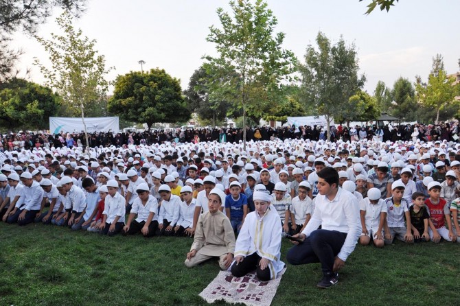 Bo bi hezaran zarokên ku hînî nimêjê bûn bername hat tertîpkirin