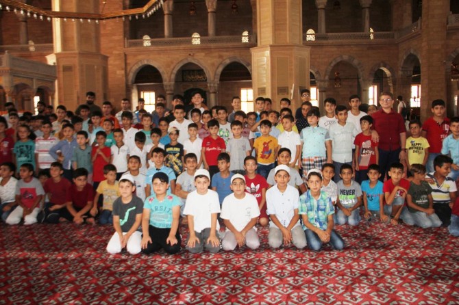 Adana'da namaz eğitimi alan çocuklar camide buluştu