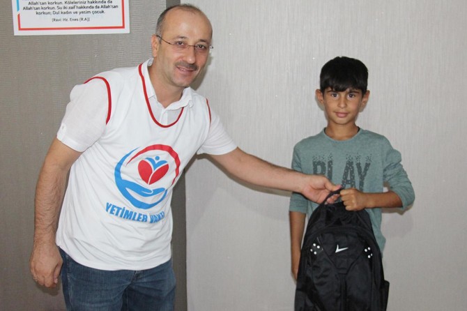 Yetimler Vakfından öğrencilere kırtasiye yardımı