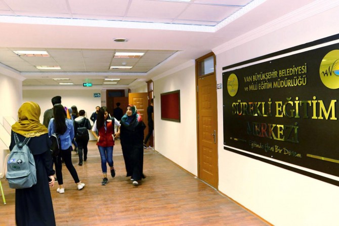 Van'da sürekli eğitim merkeziyle 213 öğrenci üniversiteli oldu