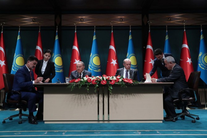 Türkiye ile Kazakistan arasında 2 milyar dolarlık projeler imzalandı