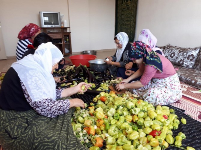 Sebze kurutarak kışa hazırlık yapıyorlar