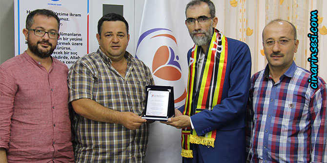 Uganda'dan Yetimler Vakfına plaket