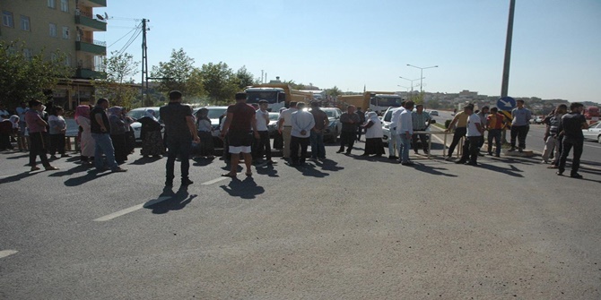 Çınar'da  mahalleli kadınlar sık sık kazaların yaşandığı yolu trafiğe kapattı