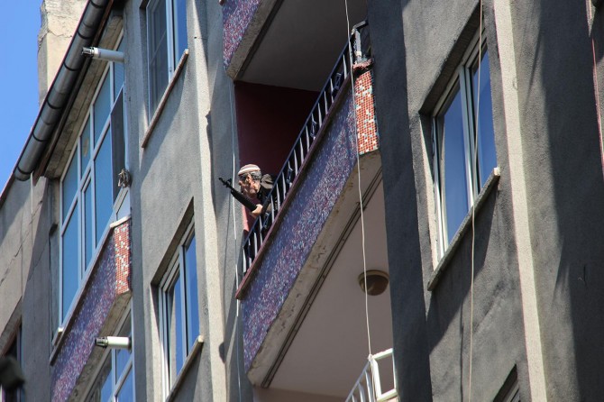 Diyarbakır'da av tüfeğiyle havaya ateş açan yaşlı adam korkuttu