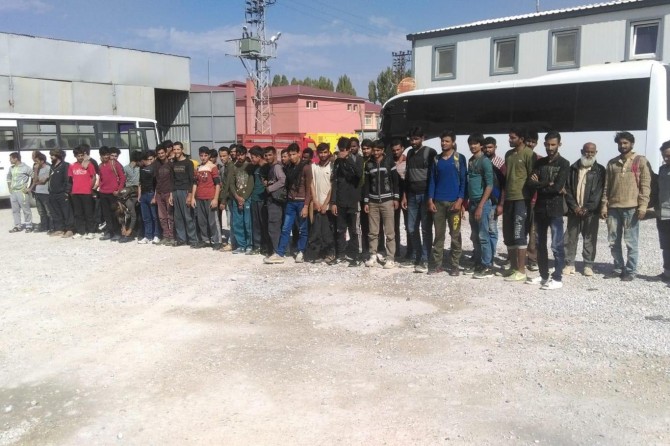 Van’da 48 yabancı uyruklu göçmen yakalandı