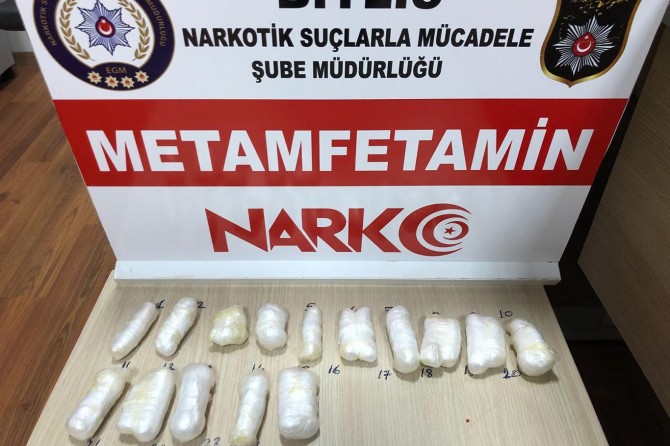 Midesine uyuşturucu gizledi