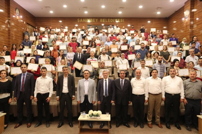 Meslek edinme kursuna katılanlara sertifika verildi