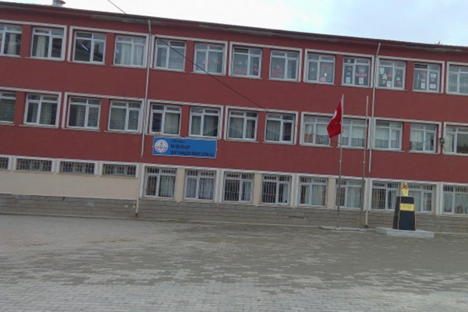 Darbedilen kadın öğretmen hastaneye kaldırıldı