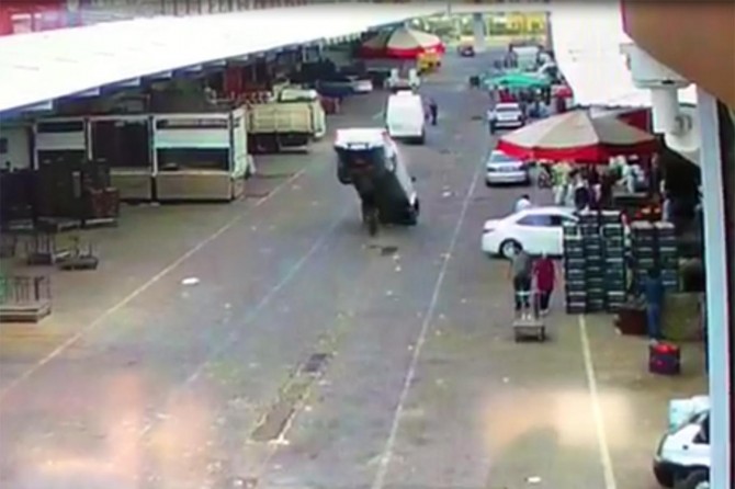 Diyarbakır Bağlar'da rögar kapağına çarpan araç kaza yaptı