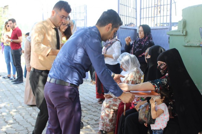 Öğretmenler aşure dağıttı