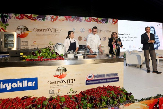 Ünlü şefler gastronomi festivalinde gösteri yaptı