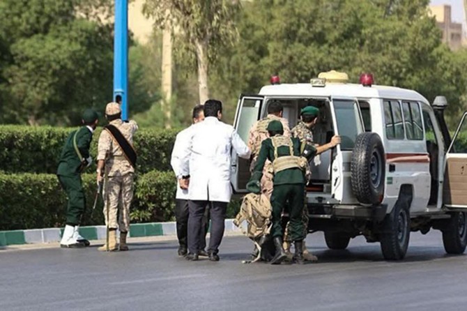 İran'da askeri geçit törenine saldırı