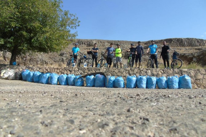 ​Batman'da sosyal duyarlılık gösteren kulüp üyeleri çöp topladı