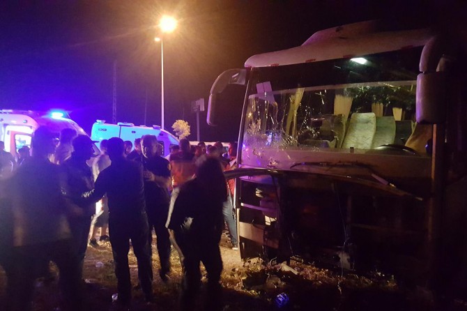 Bingöl’de kaza yapan otobüs uçurumun kıyısında durdu