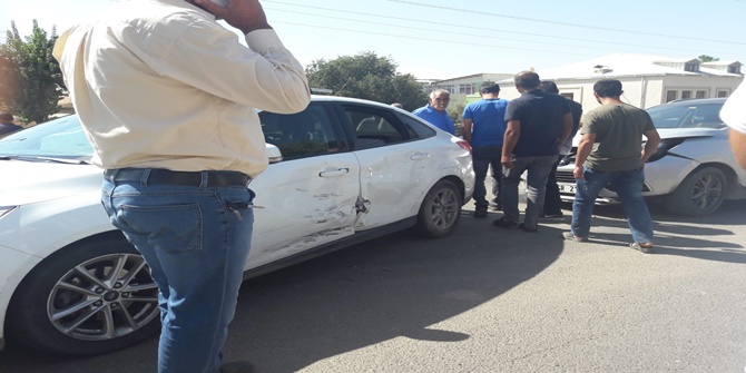 Çınar Dörtyol Camii önünde maddi hasarlı trafik kazası