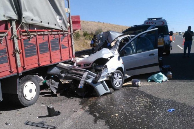 ​Ankara'da otomobil kamyona arkadan çarptı: 1 ölü 3 yaralı