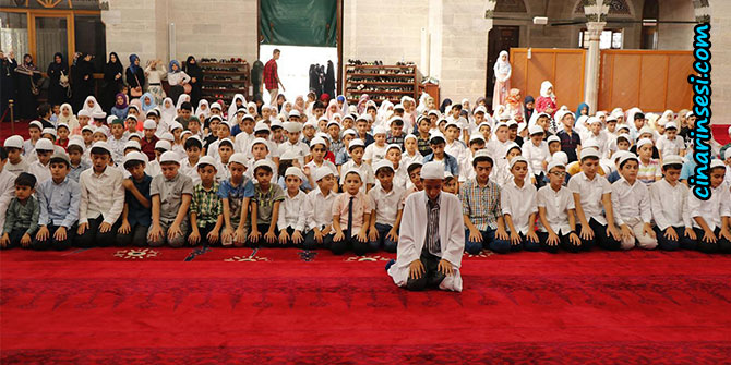 Yüzlerce çocuk "Hayat Namazla Güzeldir" dedi