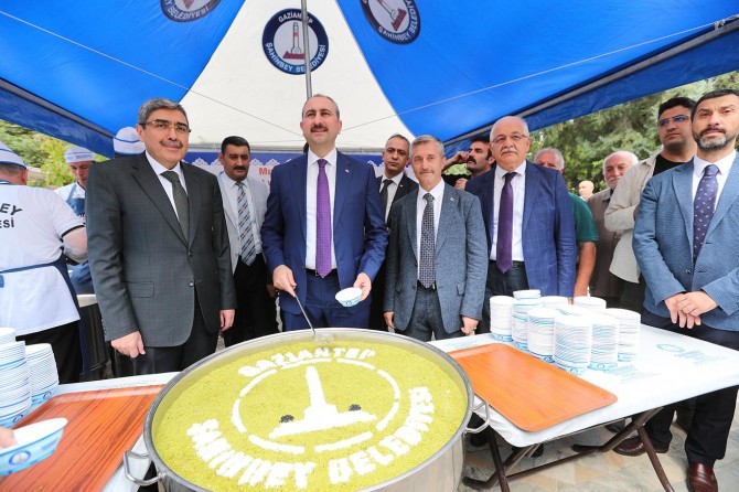 Adalet Bakanı Gaziantep'te aşure dağıttı