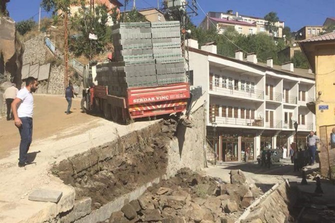 Çarşı merkezinde istinat duvarı çöktü