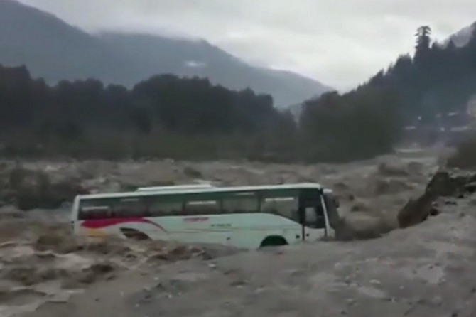 Hindistan'da otobüs sel sularına kapıldı