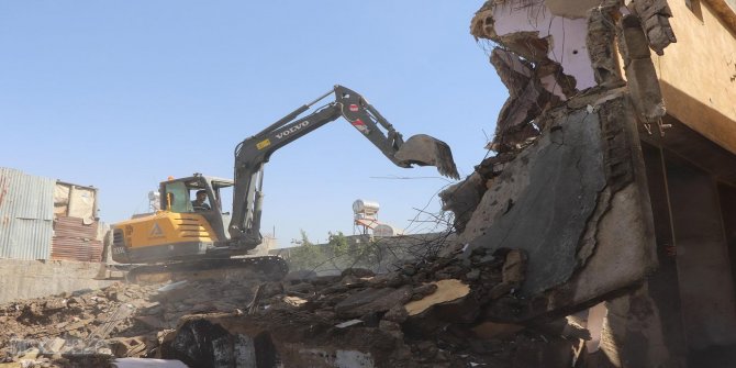 Siirt'teki metruk binalar yıkılıyor