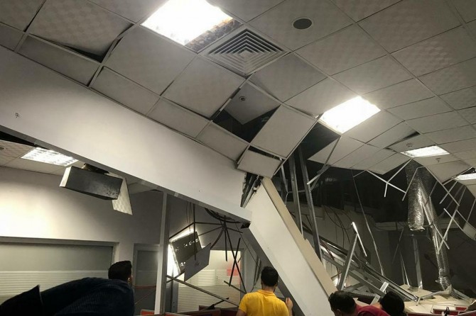 Asma tavan çöktü: 4 yaralı