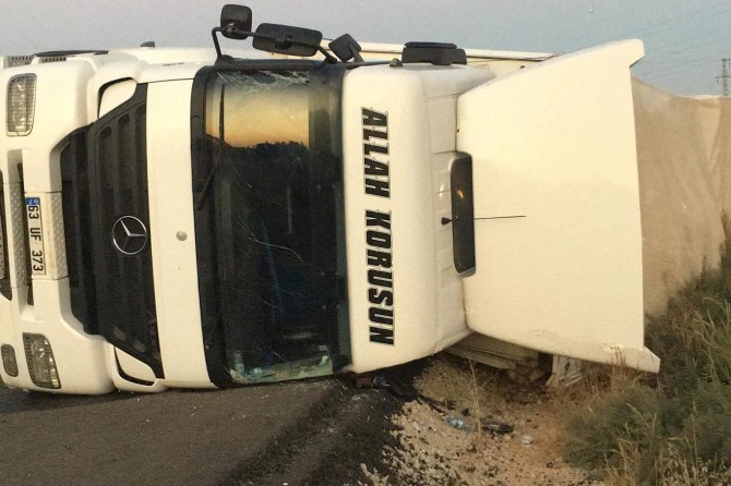 Pirinç yüklü TIR devrildi: Bir yaralı