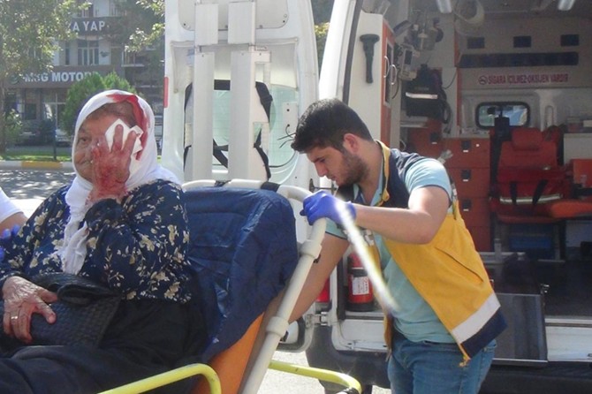 Yaşlı kadının yardımına vatandaşlar koştu