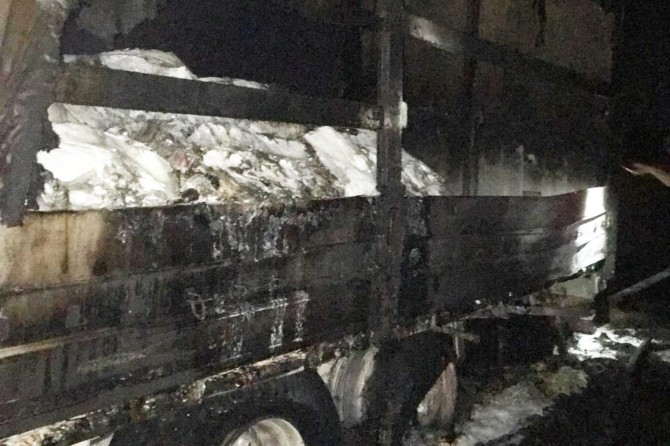 Mardin Nusaybin'de toz şeker yüklü TIR yandı