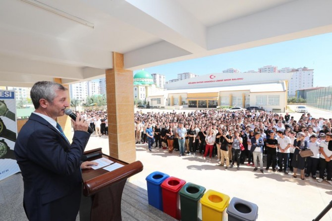 Başarılı öğrenciler ödüllendiriliyor