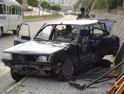 Bitlis'te Lastiği Patlayan Araç Kaldırıma Çıktı